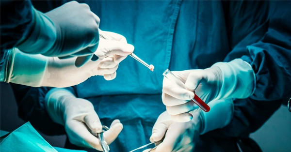 Vụ sập cổng làng đè trúng bé trai lớp 3: Bác sĩ nối bàn tay đứt lìa vào chân