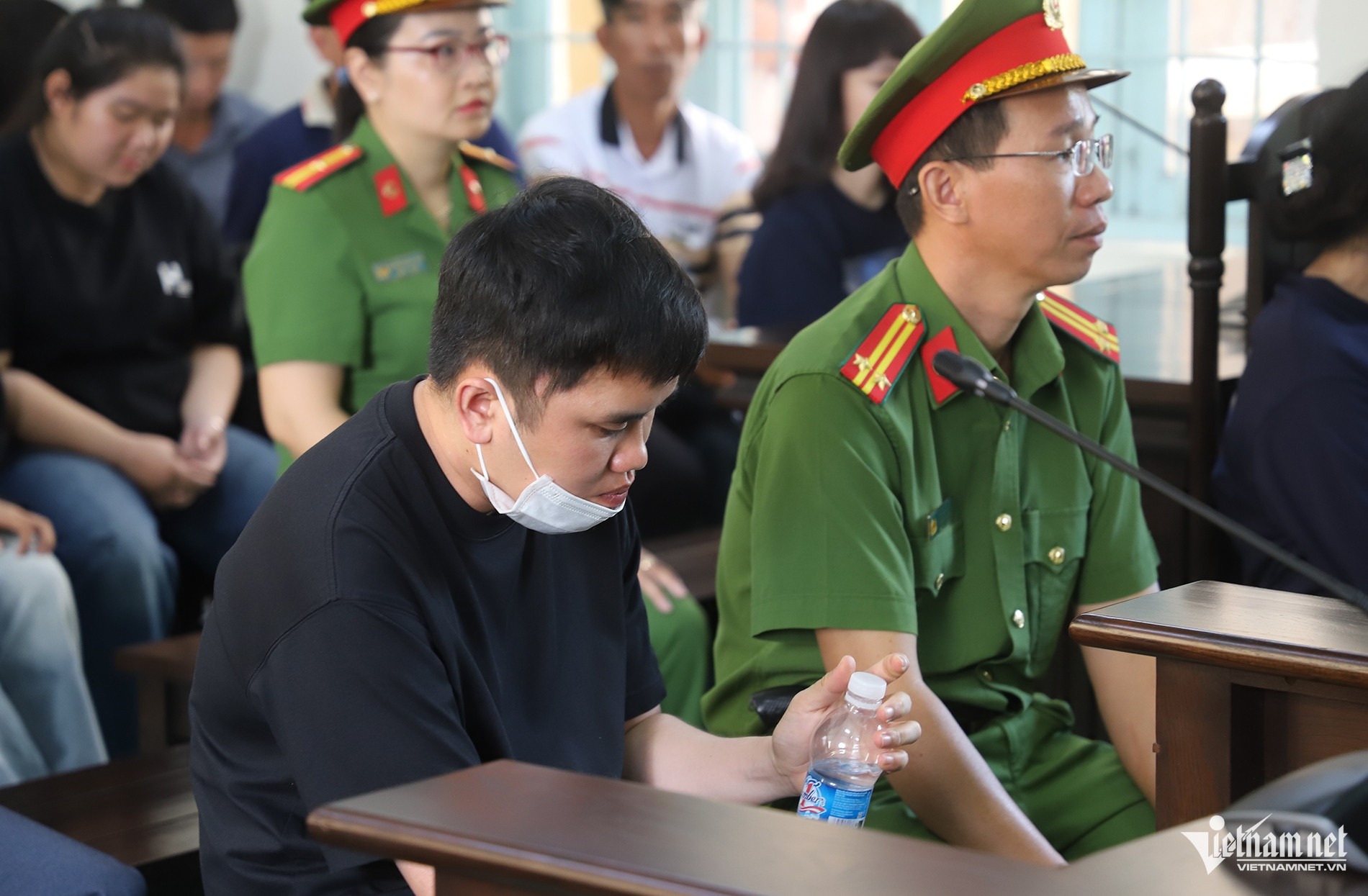 https://static-images.vnncdn.net/vps_images_publish/000001/000003/2026/9/29/w-bao-trung-467-1230.jpg