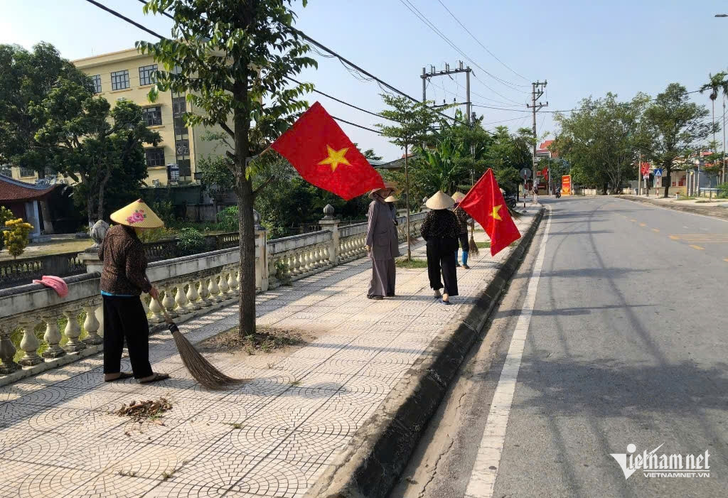 W-Các tăng ni, phật tử chùa Pháp Âm tham gia vệ sinh môi trường.jpg