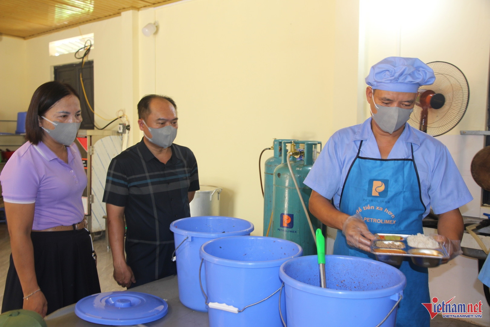W-Việc kiểm tra, giám sát quá trình chế biến thực phẩm được Trường PTDTBT Tiểu học và THCS Cốc Mỳ thực hiện thường xuyên.jpg