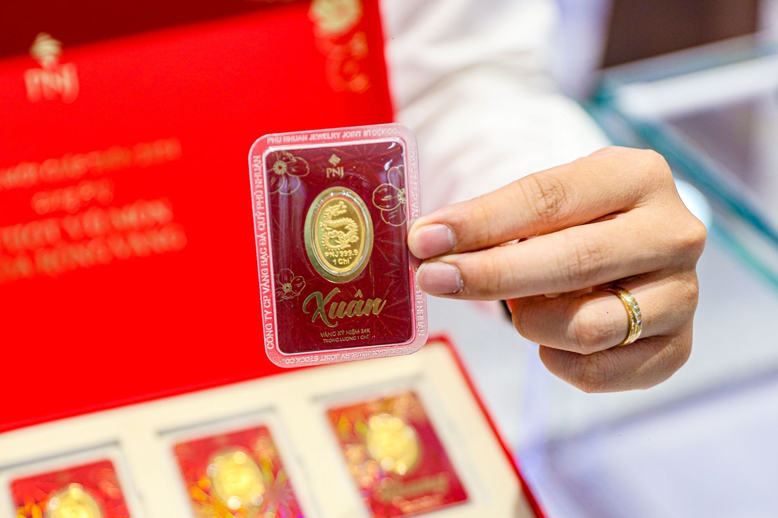Giá vàng hôm nay 4/9/2026 tăng mạnh, SJC có đảo chiều bứt phá?