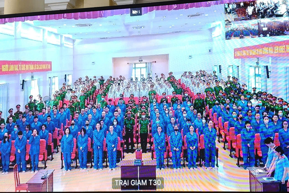Ca sĩ Chi Dân lãnh 7 năm tù, Trúc Phương 6 năm vì ma túy