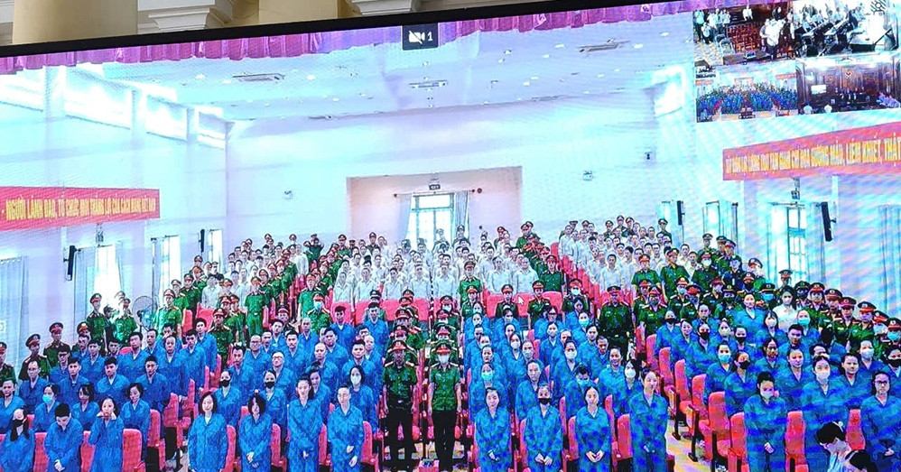 Ca sĩ Chi Dân lãnh 7 năm tù, Trúc Phương 6 năm vì ma túy