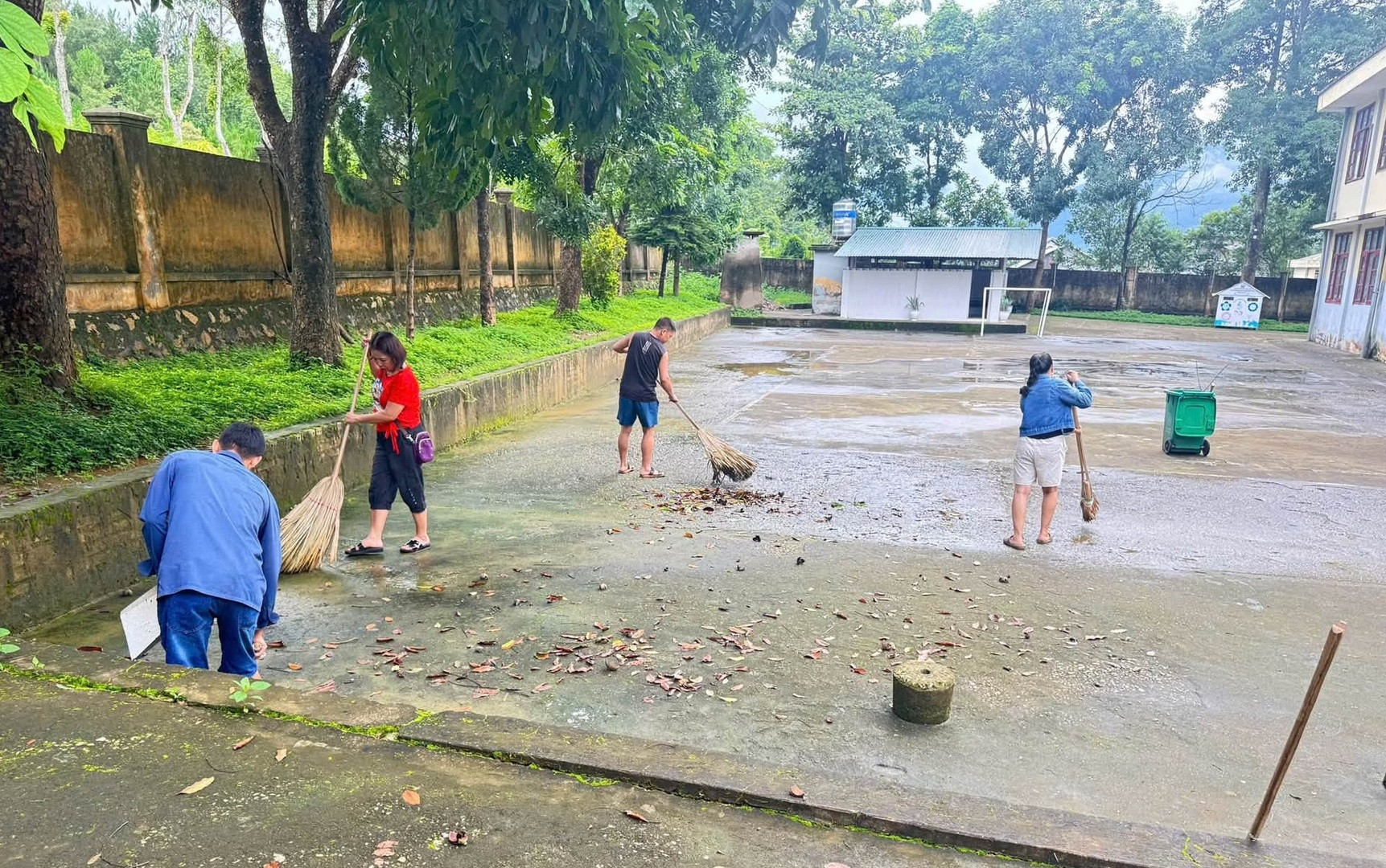 Các thầy cô giáo vùng lũ Mường Than dọn dẹp, vệ sinh trường lớp chuẩn bị cho ngày khai giảng