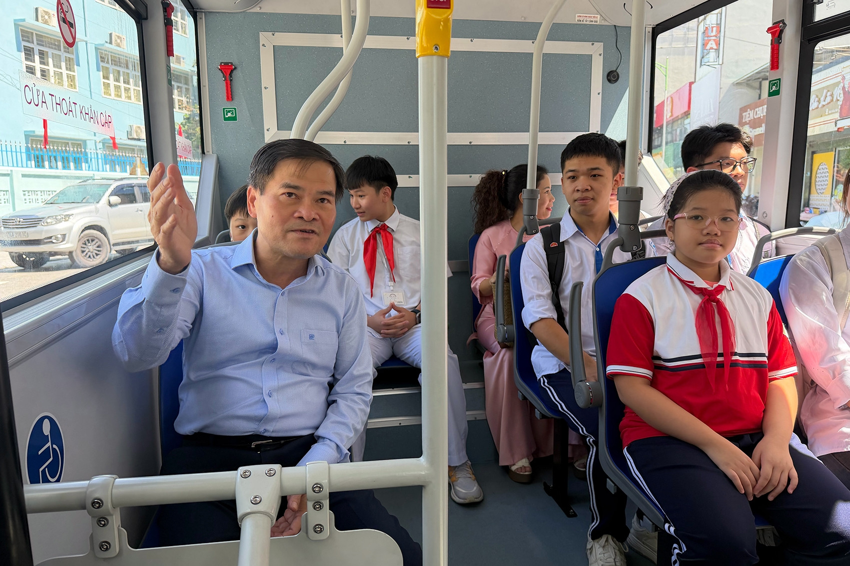 Chủ tịch TP Quảng Ninh trải nghiệm xe buýt miễn phí đưa đón học sinh