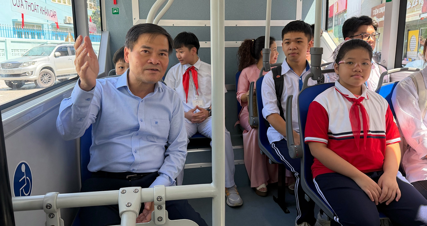 Chủ tịch TP Quảng Ninh trải nghiệm xe buýt miễn phí đưa đón học sinh