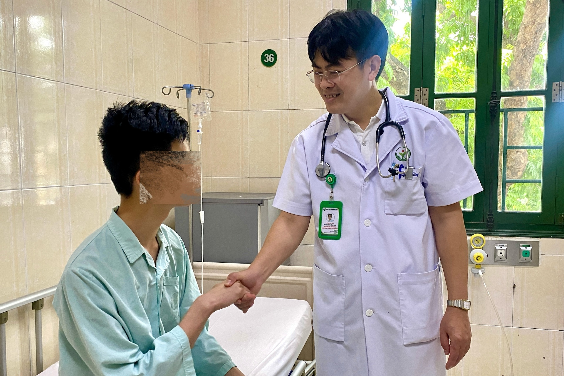 Con có BHYT miễn phí ở Đức, mẹ vẫn quyết định đưa về Việt Nam phẫu thuật