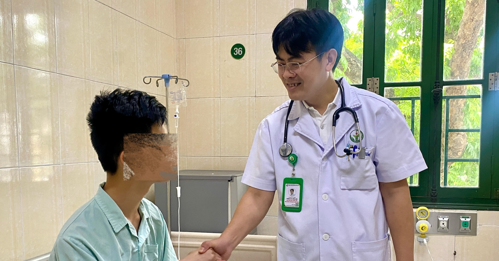 Con có BHYT miễn phí ở Đức, mẹ vẫn quyết định đưa về Việt Nam phẫu thuật