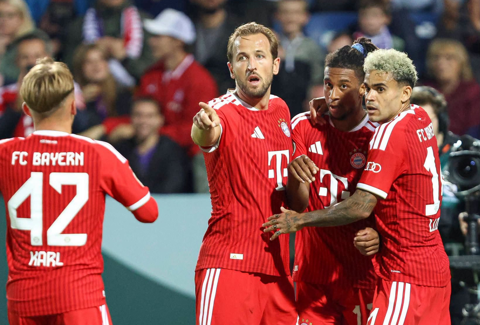 Harry Kane lập cú đúp, Bayern Munich ngược dòng thắng lớn