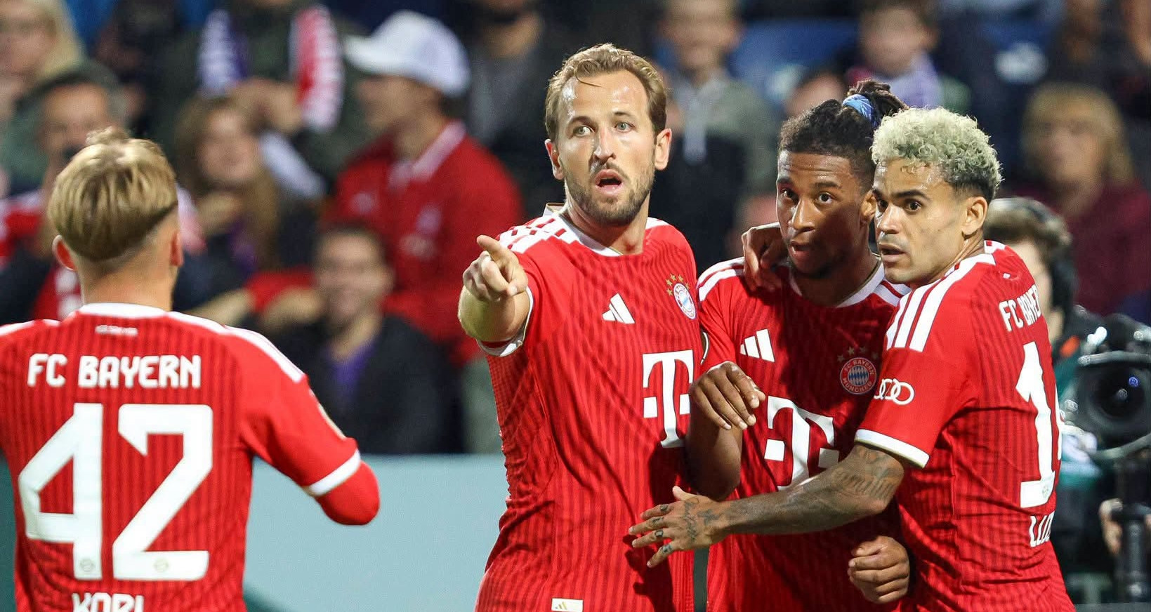 Harry Kane lập cú đúp, Bayern Munich ngược dòng thắng lớn