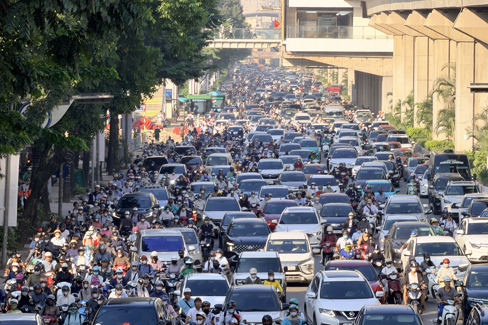 Đường phố Hà Nội ken đặc xe cộ trong ngày đầu đi làm lại sau kỳ nghỉ lễ