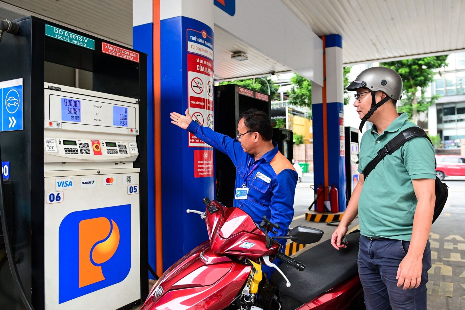 Giá xăng E10 tăng gần 700 đồng/lít, dầu diesel quay đầu giảm