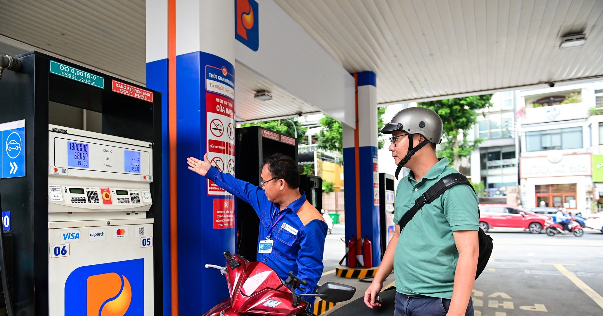 Giá xăng E10 tăng gần 700 đồng/lít, dầu diesel quay đầu giảm
