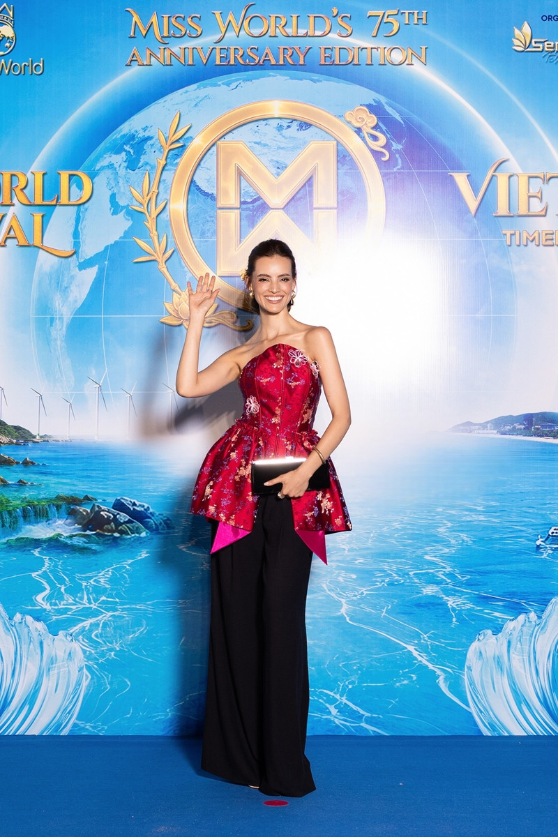 https://static-images.vnncdn.net/vps_images_publish/000001/000003/2026/9/3/miss-world-005-407.jpg