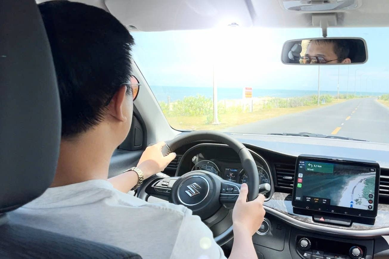 Nắng 'xiên khoai' làm lóa mắt, chuyên gia lái xe mách cách xử lý cực đơn giản
