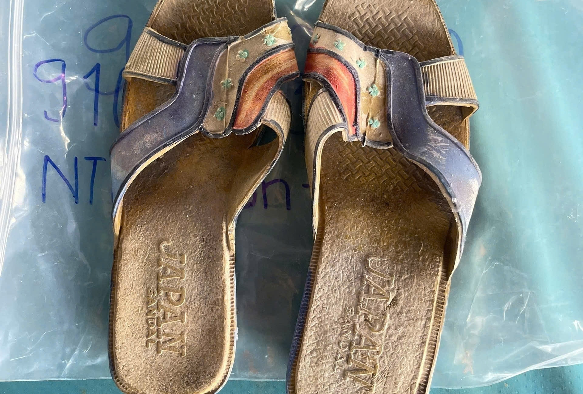 Phát hiện đôi dép nữ dập chữ 'Japan Sandal' còn khá nguyên vẹn trong mộ liệt sĩ