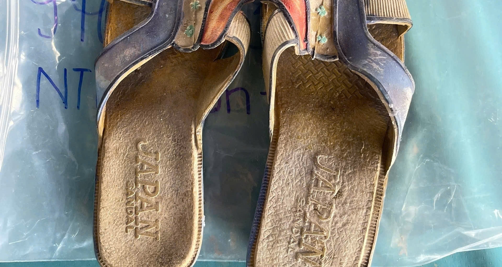 Phát hiện đôi dép nữ dập chữ &amp;apos;Japan Sandal&amp;apos; còn khá nguyên vẹn trong mộ liệt sĩ