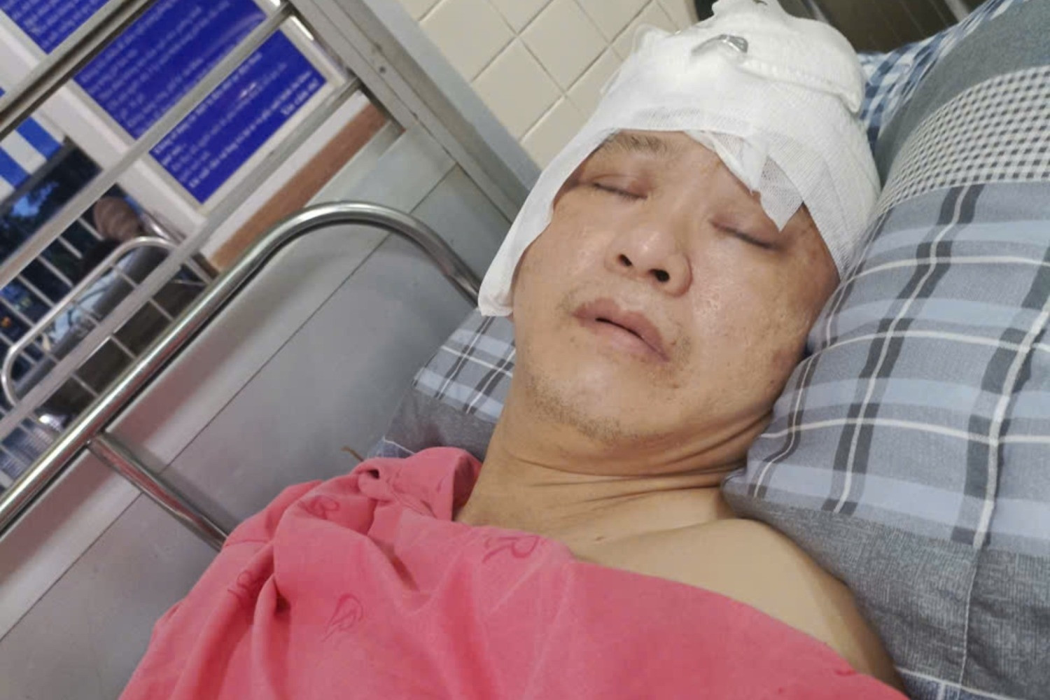 Thầy giáo bị liệt sau biến cố, cha mẹ già gánh khoản nợ hơn 600 triệu đồng