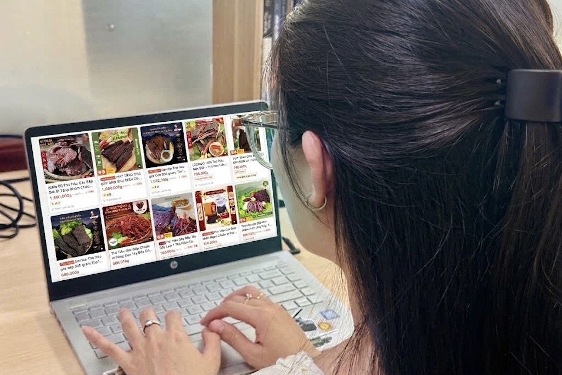 Thịt trâu gác bếp bán online đạt 117 tỷ đồng, gian hàng nào kiếm nhiều nhất?
