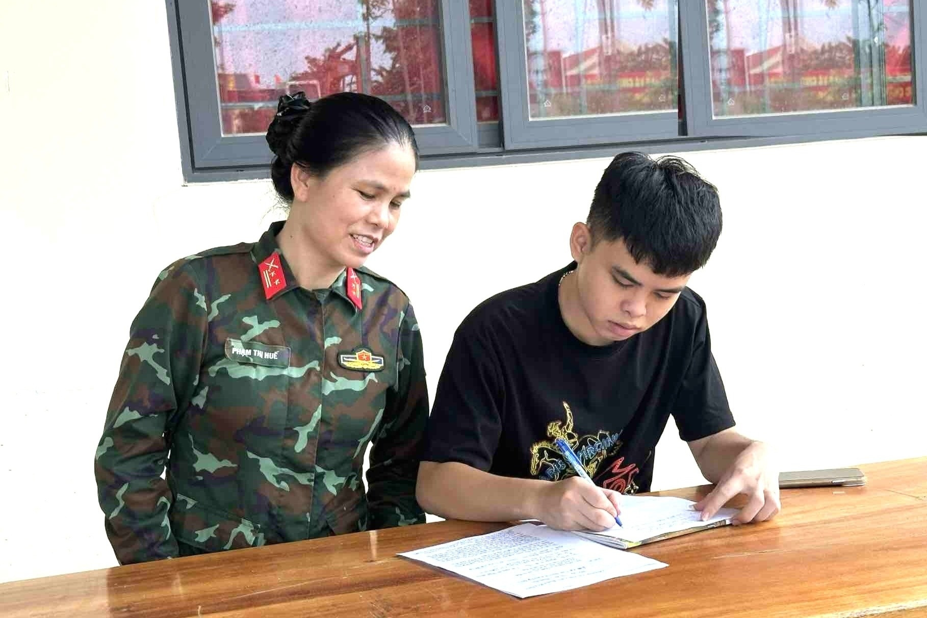 Trúng tuyển đại học, hai thanh niên người Mường viết đơn tình nguyện nhập ngũ