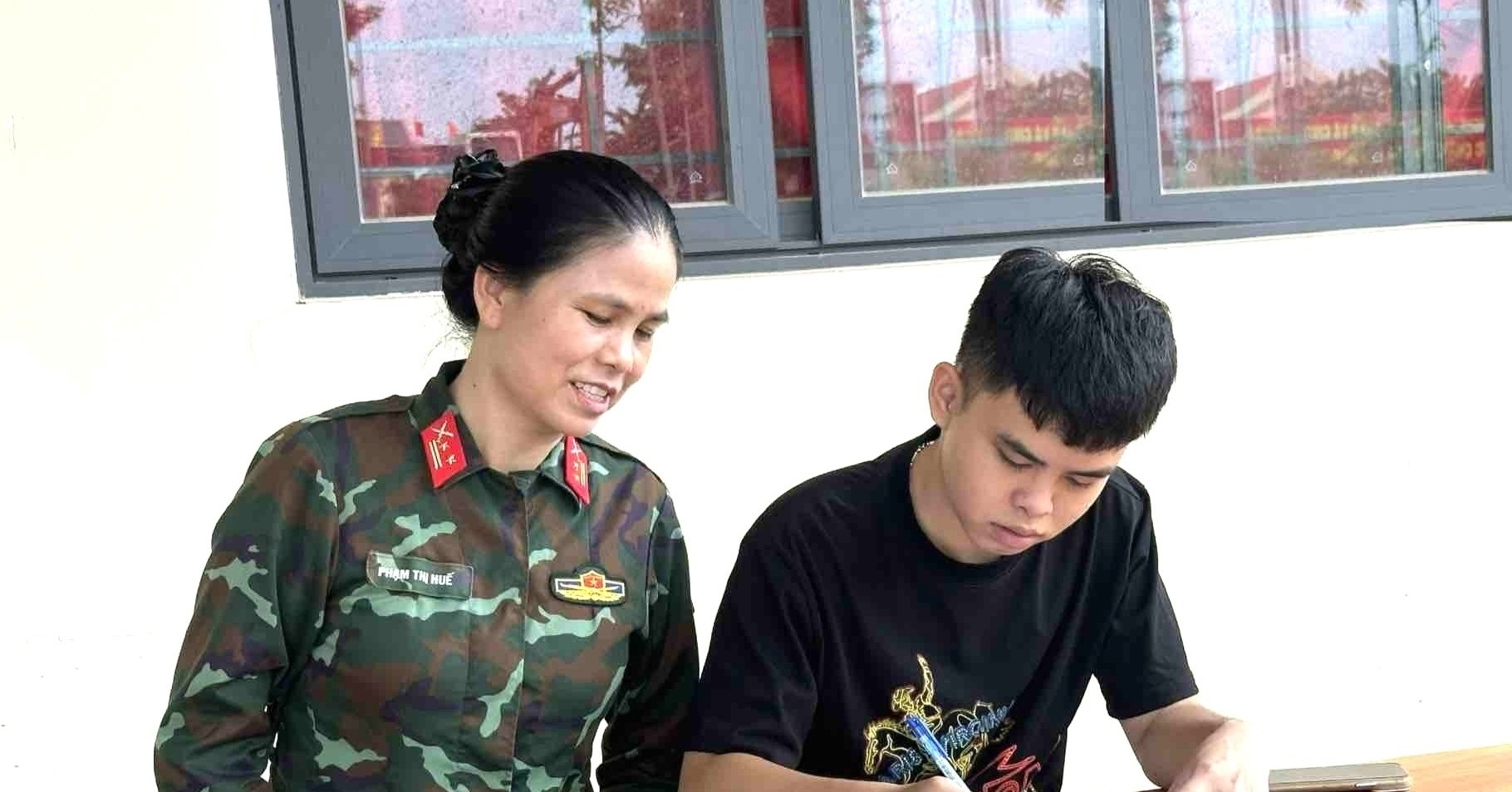 Trúng tuyển đại học, hai thanh niên người Mường viết đơn tình nguyện nhập ngũ