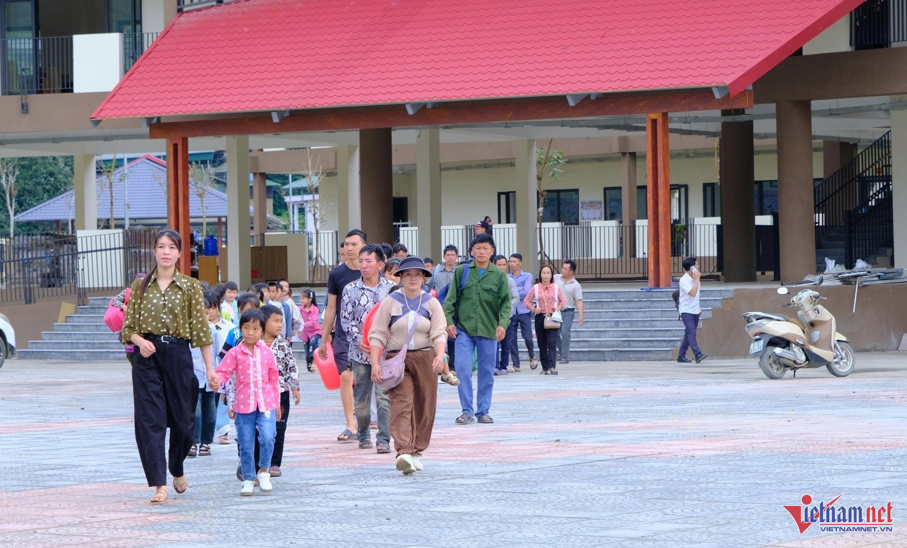 W-Học sinh vùng cao Mường Khương nô nức trong ngày tựu trường.jpg
