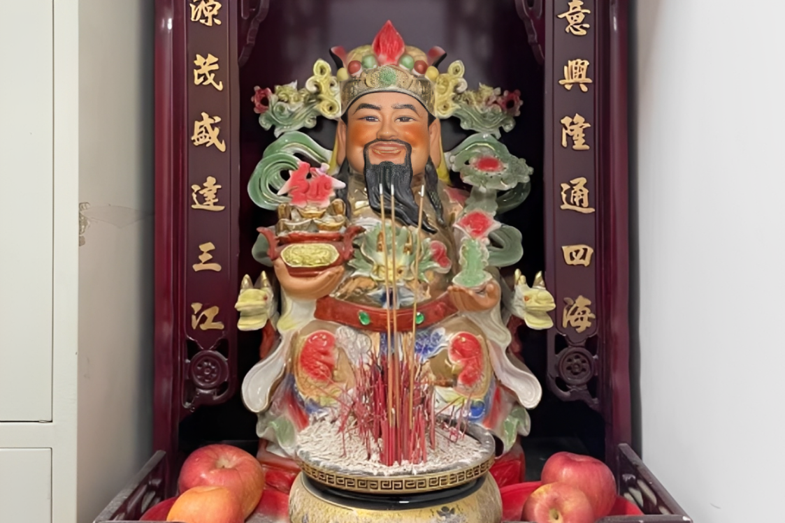 Cách đặt bàn thờ Thần Tài đúng vị trí, hợp phong thủy cho người kinh doanh