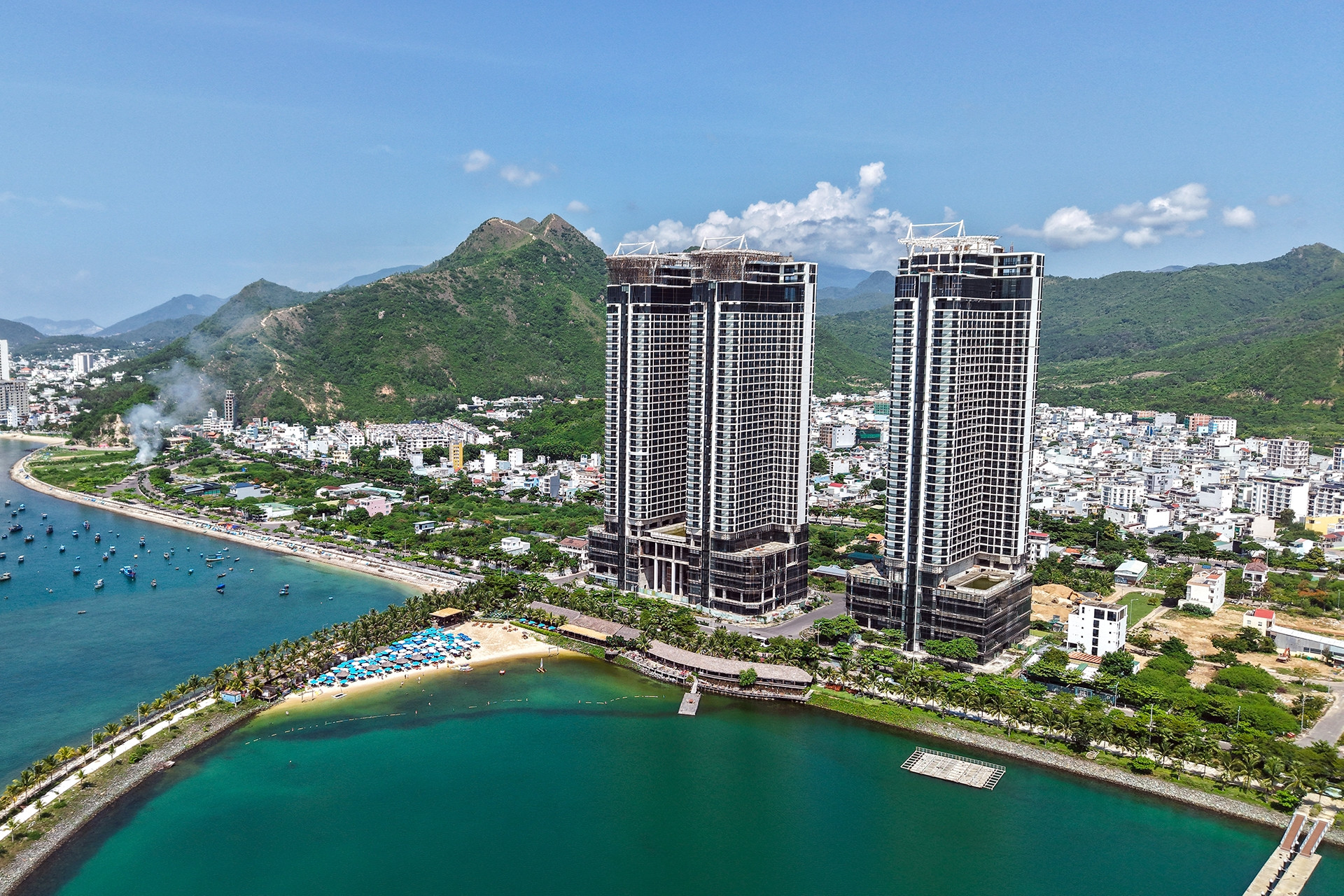 Cận cảnh 'siêu cao ốc' 38 tầng hoang phế nhiều năm bên bờ vịnh Nha Trang