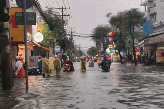 Cảnh mưa lớn giờ tan tầm ở TPHCM, người dân bì bõm dắt xe về nhà