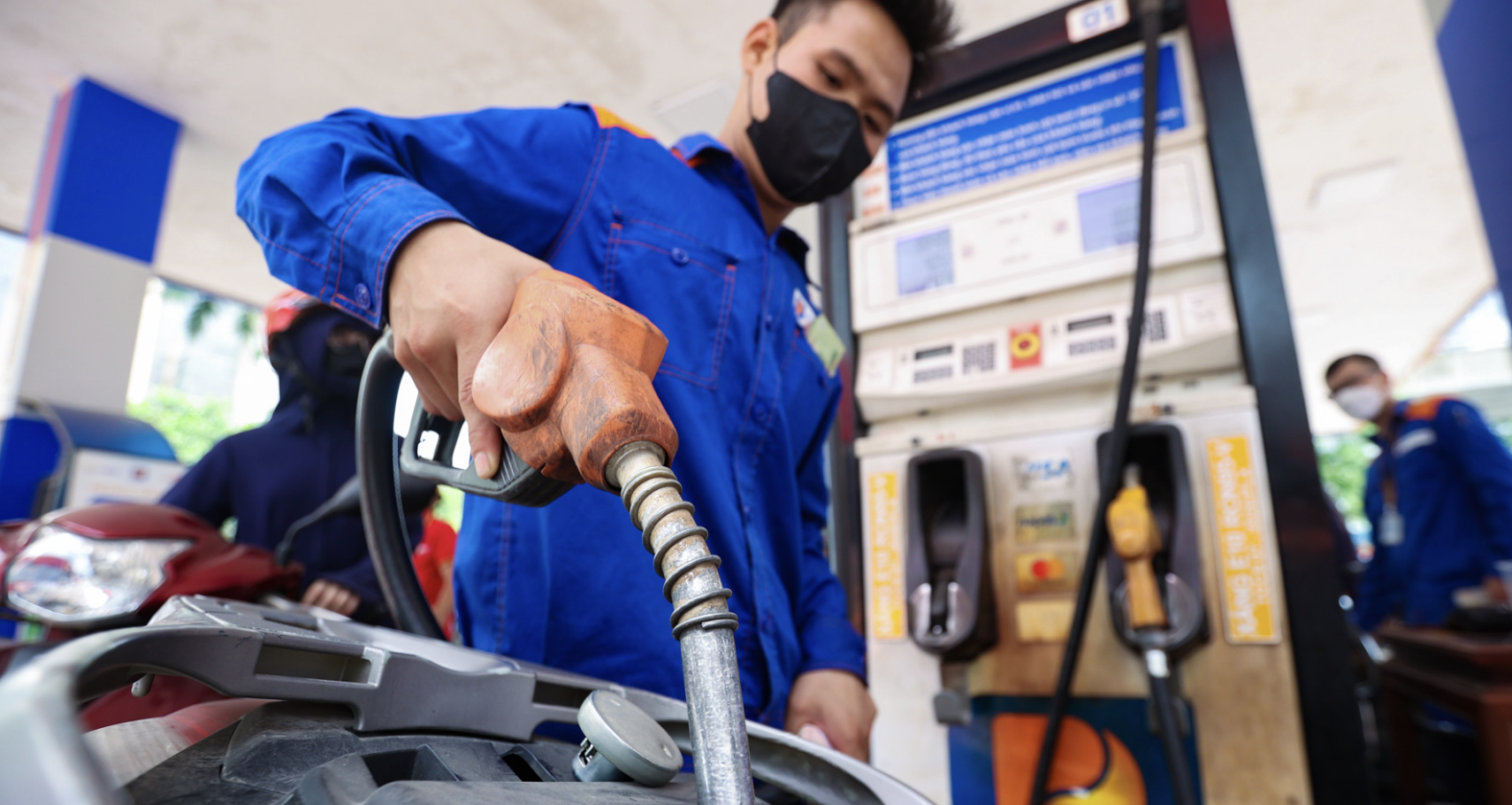 Doanh nghiệp tự quyết giá xăng dầu, mỗi cửa hàn...