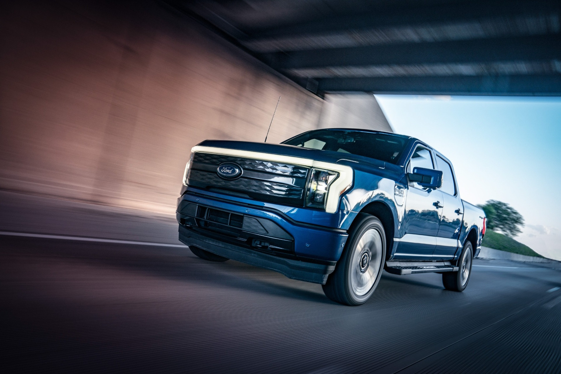 Ford_F150_Lightning_1_1920px.jpg