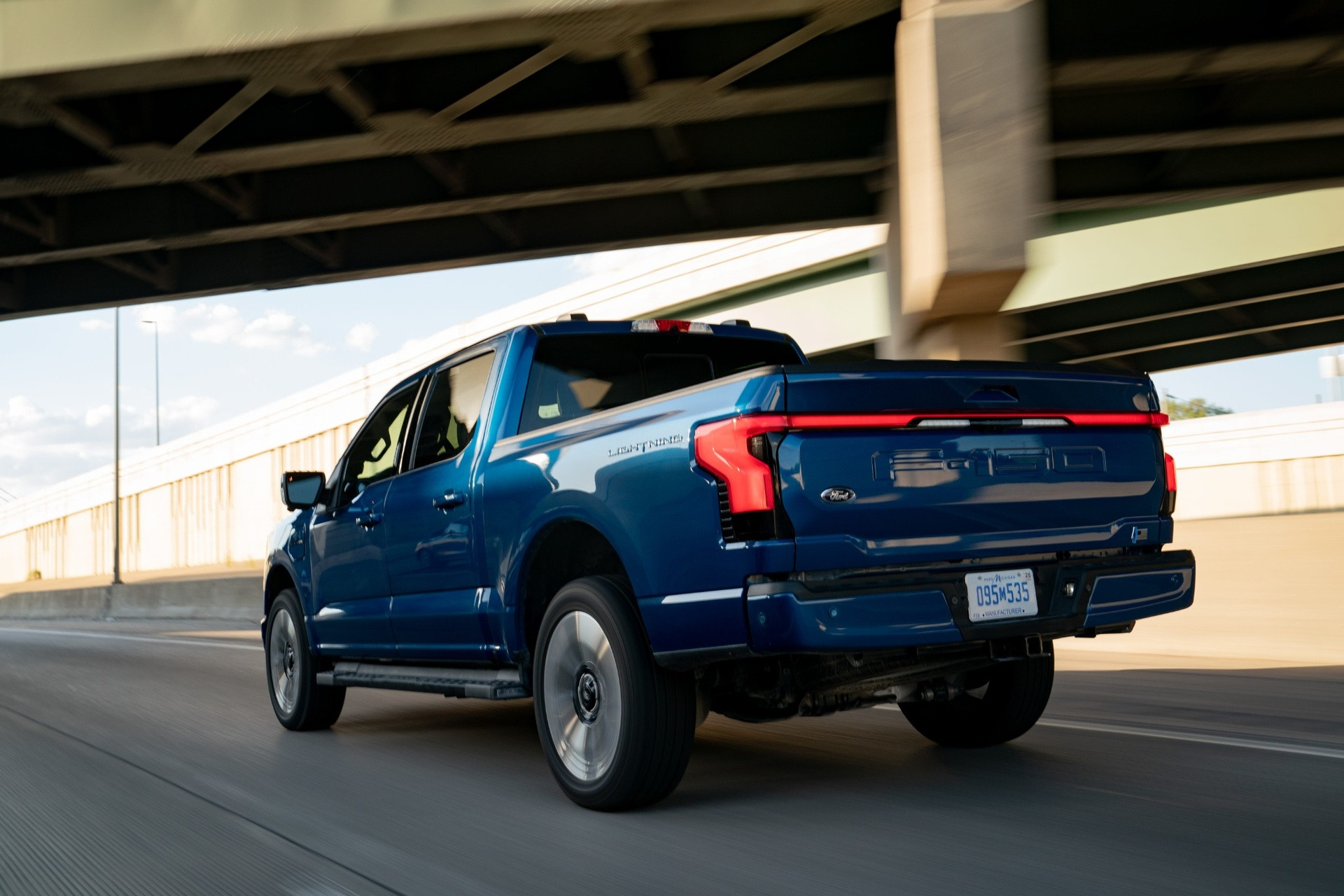 https://static-images.vnncdn.net/vps_images_publish/000001/000003/2026/9/30/ford-f150-lightning-2-1920px-3179.jpg