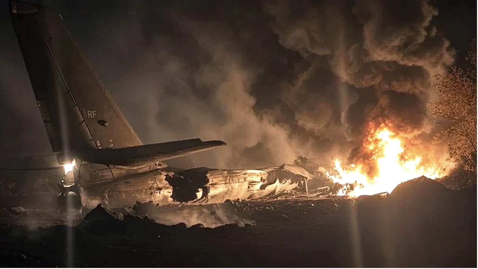 Máy bay ném bom chiến lược Tu-95. cháy sau khi rơi. Ảnh: Moscow Times