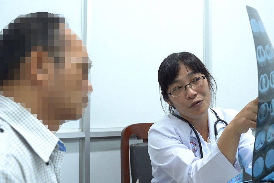 Người đàn ông mắc bệnh hiếm, phế nang phổi ngập chất đạm