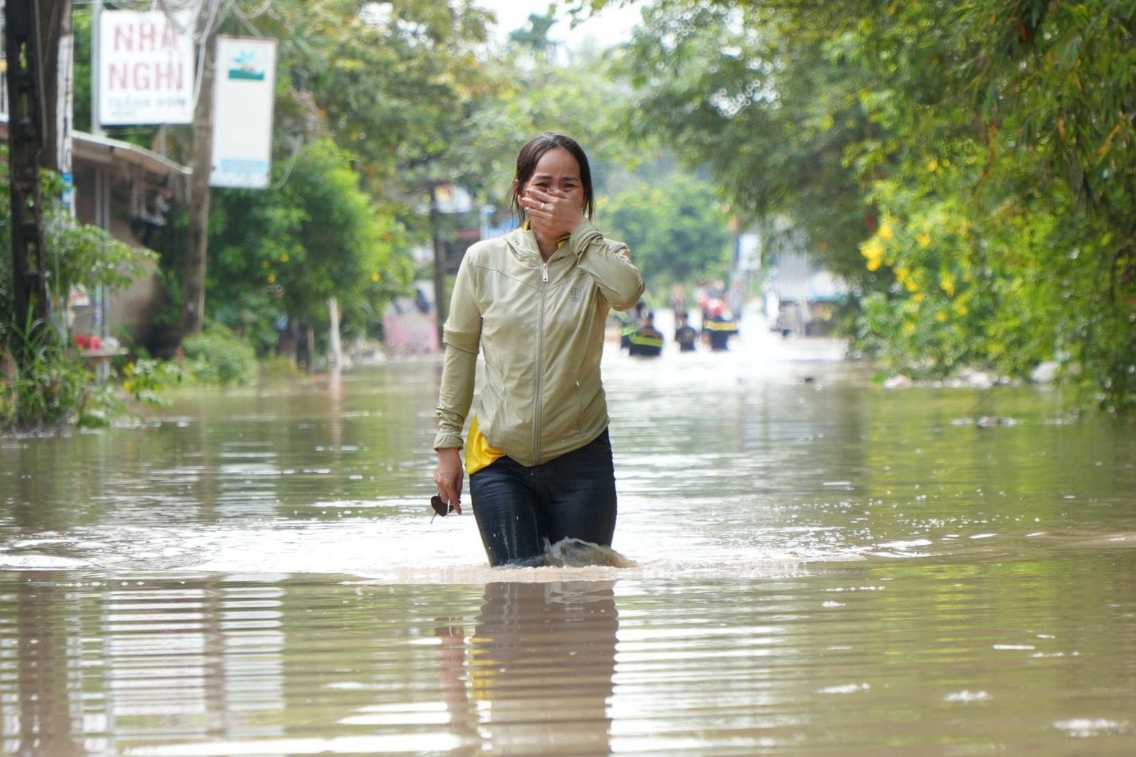Người phụ nữ mếu máo: Đi làm về, phòng trọ đã ngập gần 1m