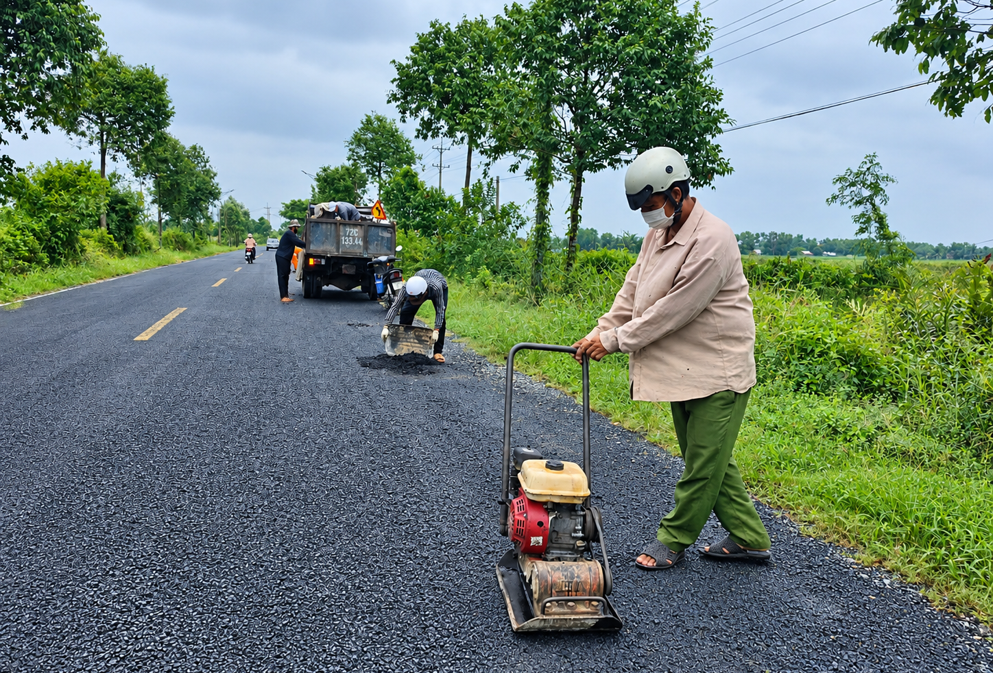 Sau phản ánh của VietNamNet, gấp rút sửa đường chi chít ổ gà