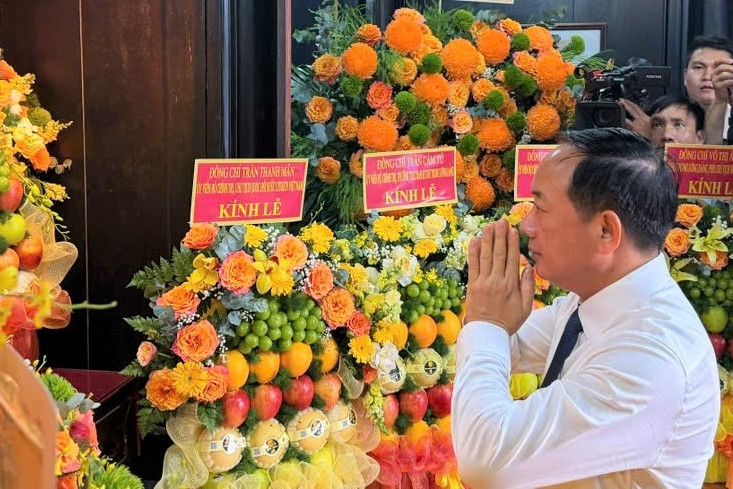 Trưởng Ban Tuyên giáo Trung ương dâng hương tưởng niệm cụ Huỳnh Thúc Kháng