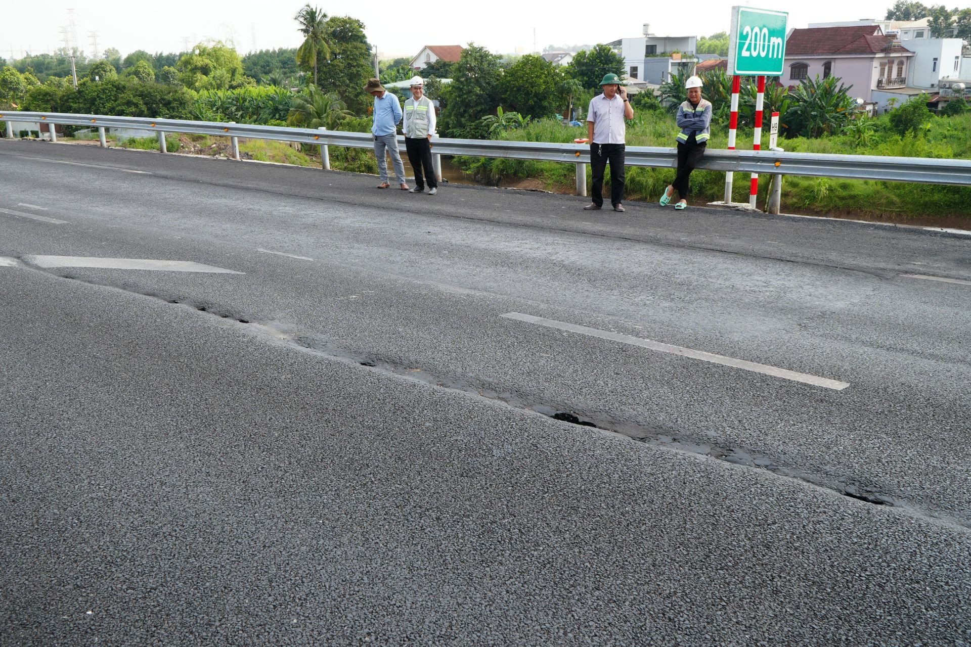 Vụ cao tốc xuất hiện vết nứt dài 40m: Khoan địa chất tìm nguyên nhân