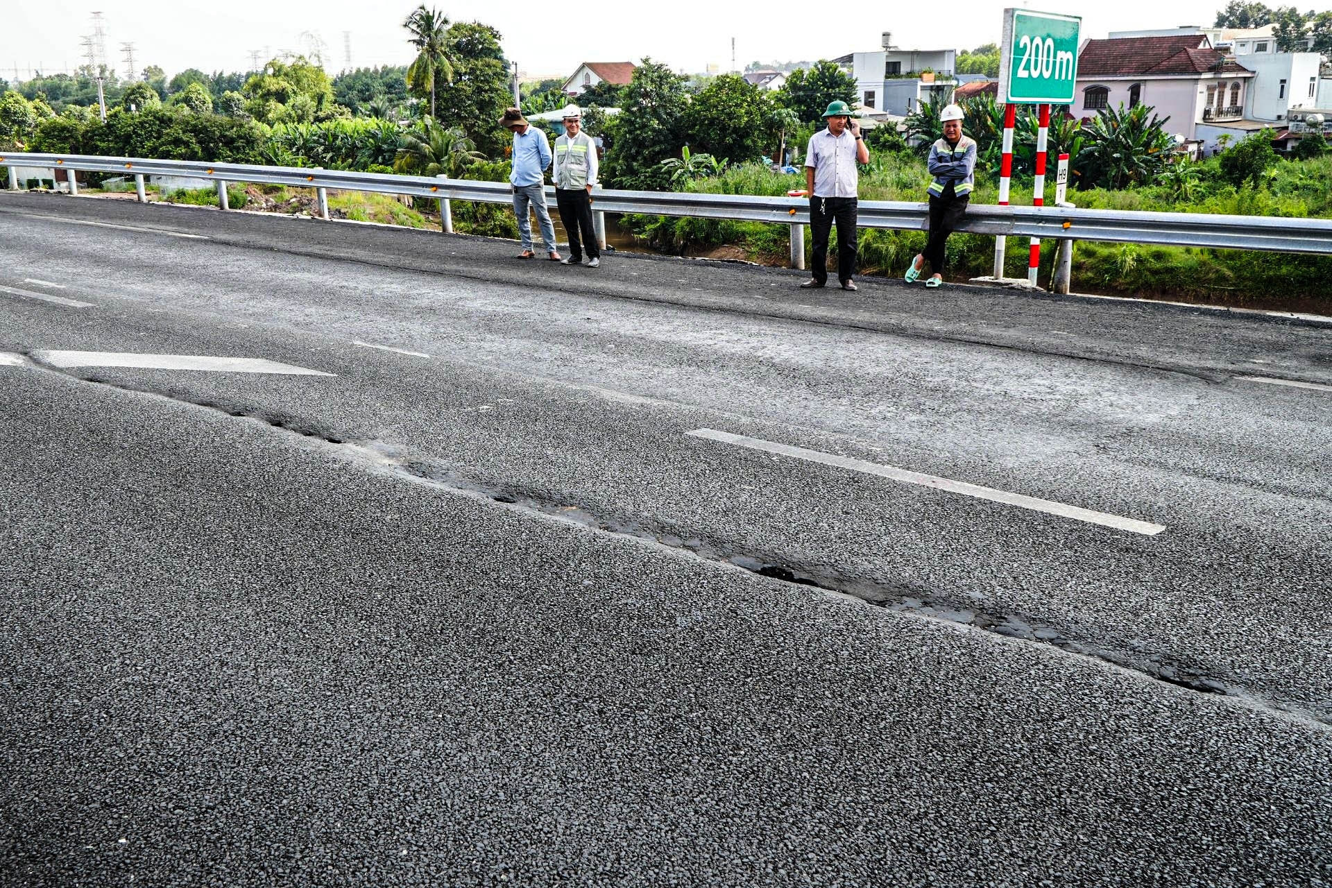 Vụ cao tốc xuất hiện vết nứt dài 40m: Khoan địa chất tìm nguyên nhân