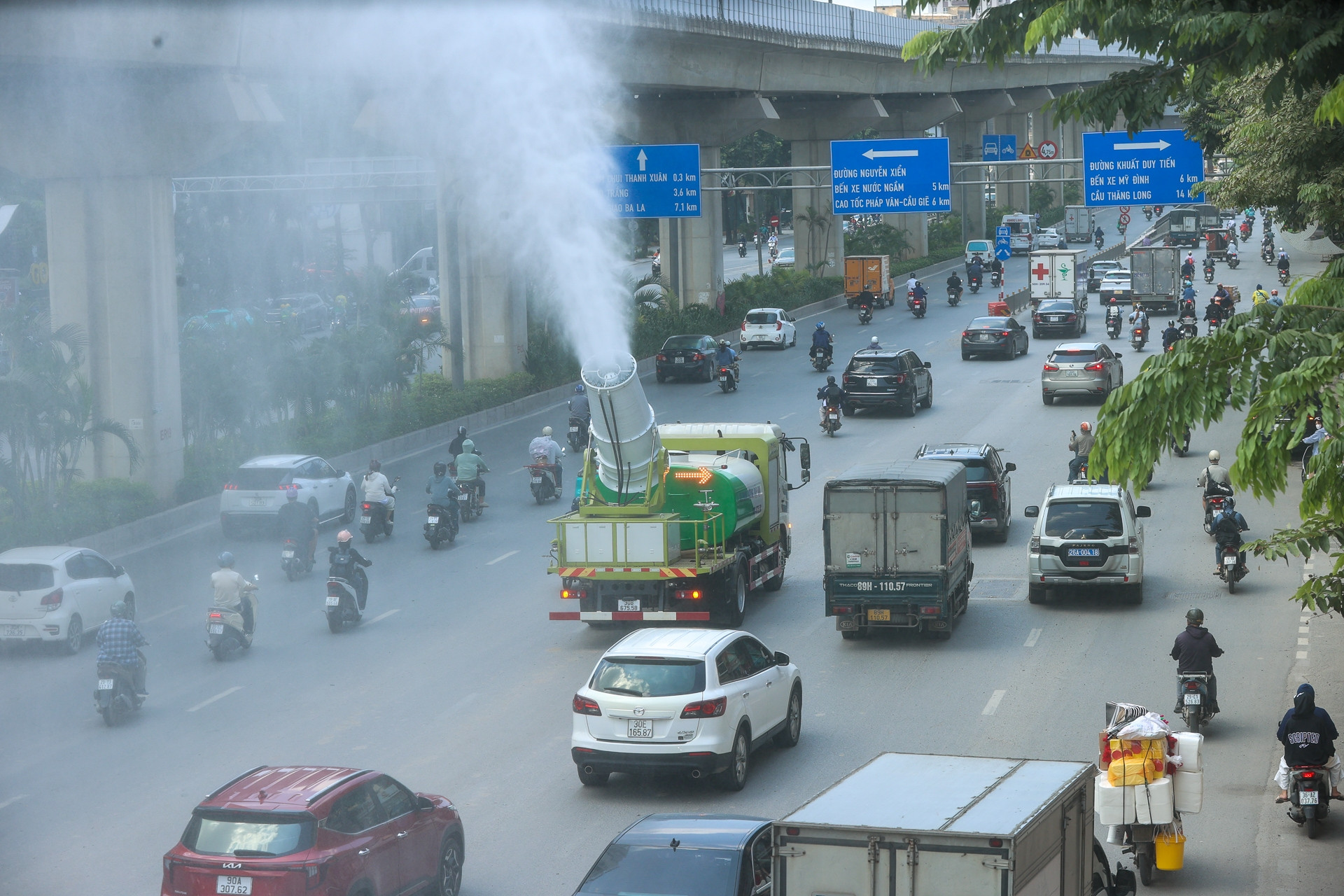 Xe phun sương dập bụi được triển khai trong ngày nắng nóng mùa thu Hà Nội