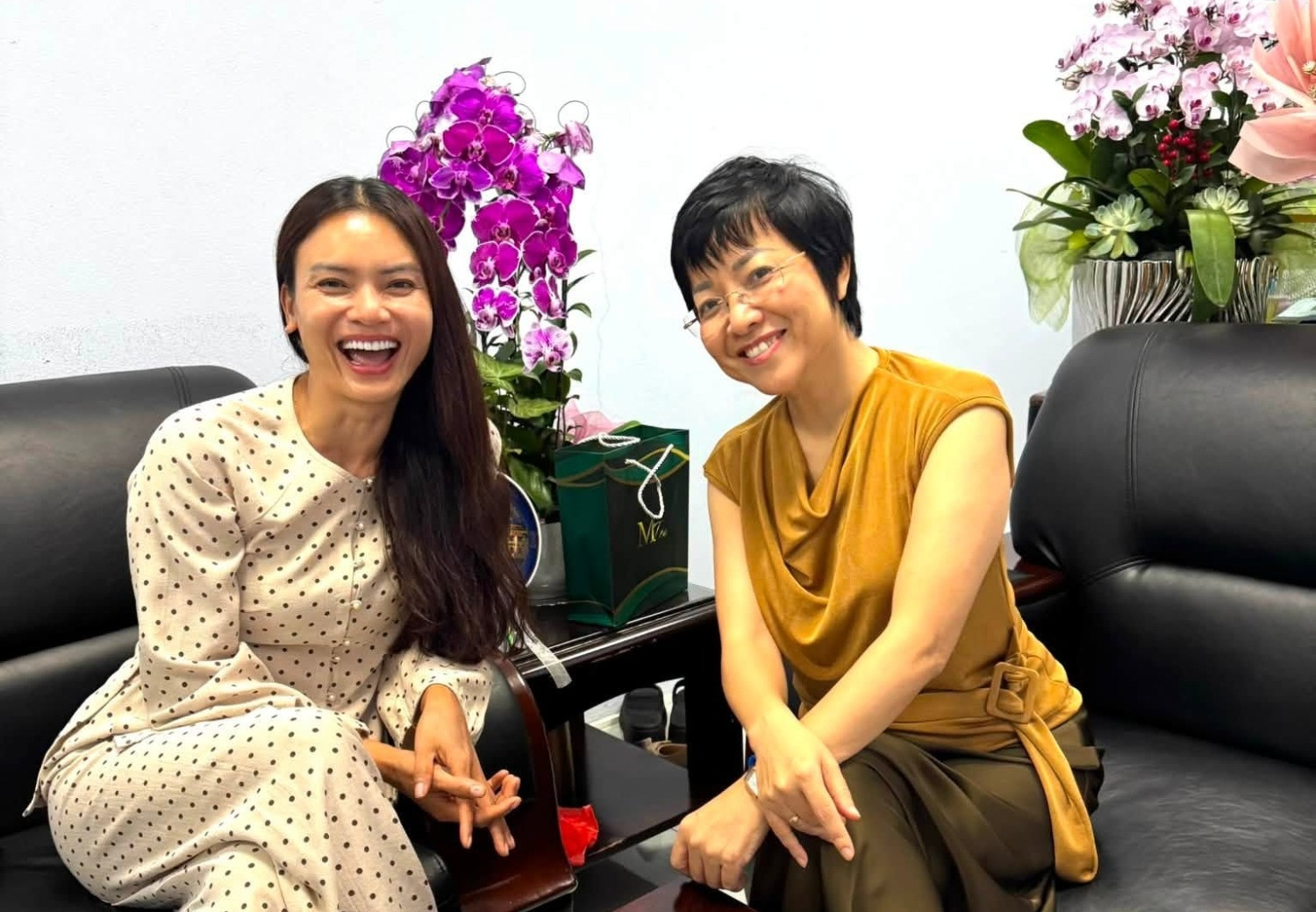 NSND Phạm Phương Thảo tặng quà cho MC Thảo Vân, diễn viên Quỳnh Nga tâm trạng