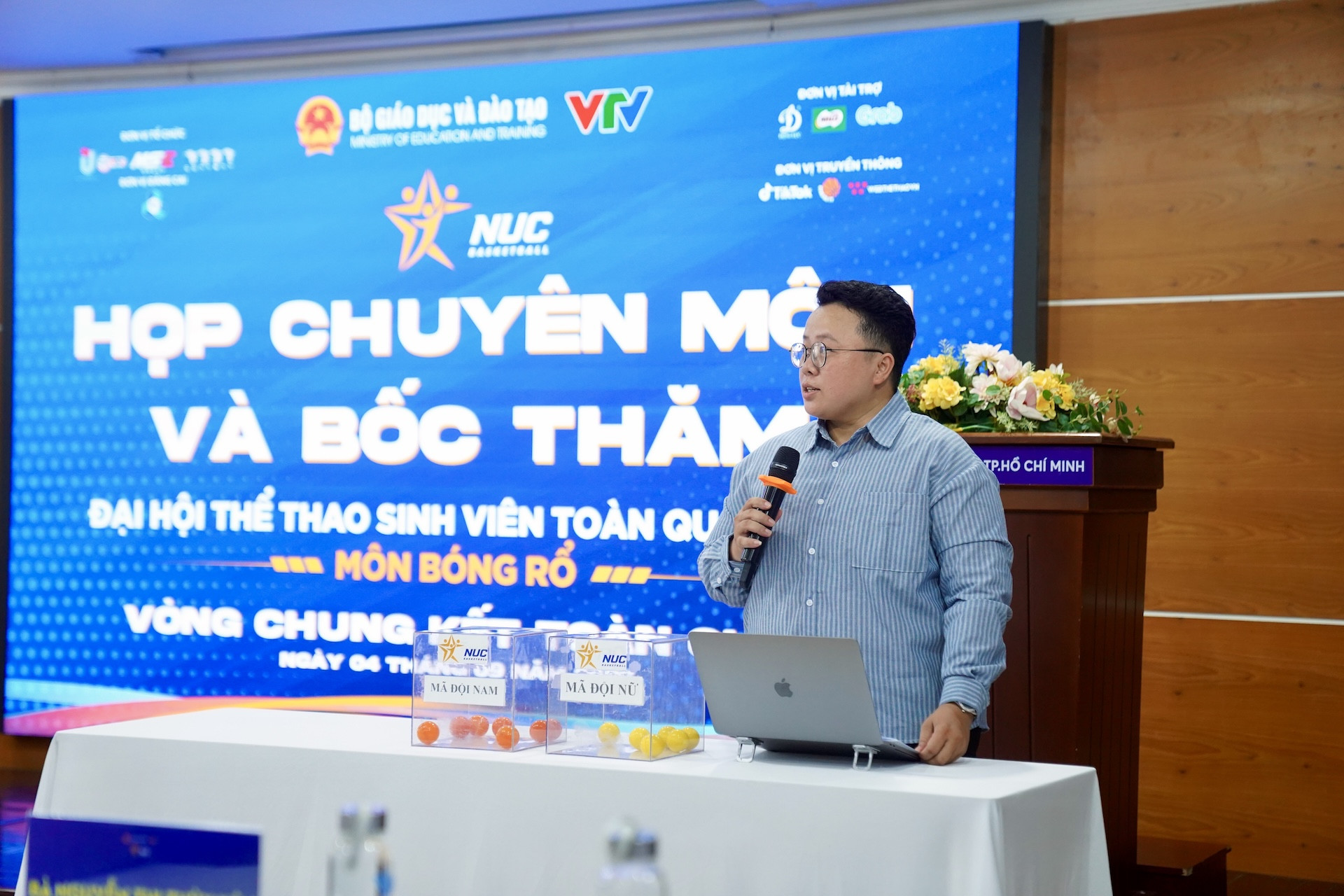 Bà Nguyễn Thị Thuỳ Vân   Phụ trách chuyên môn triển khai buổi họp kỹ thuật và bốc thăm chia bảng.jpg