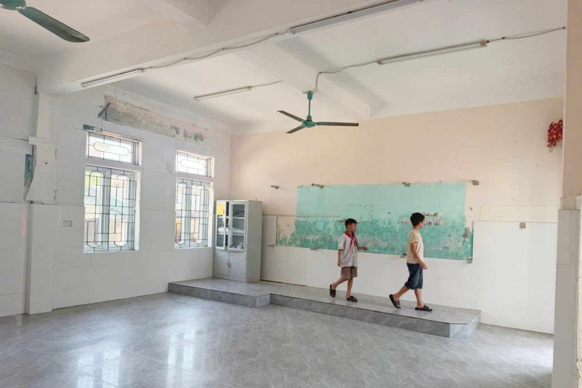 Cận ngày khai giảng, trường học ở Hà Tĩnh ngắt điện, tháo bảng để sửa chữa