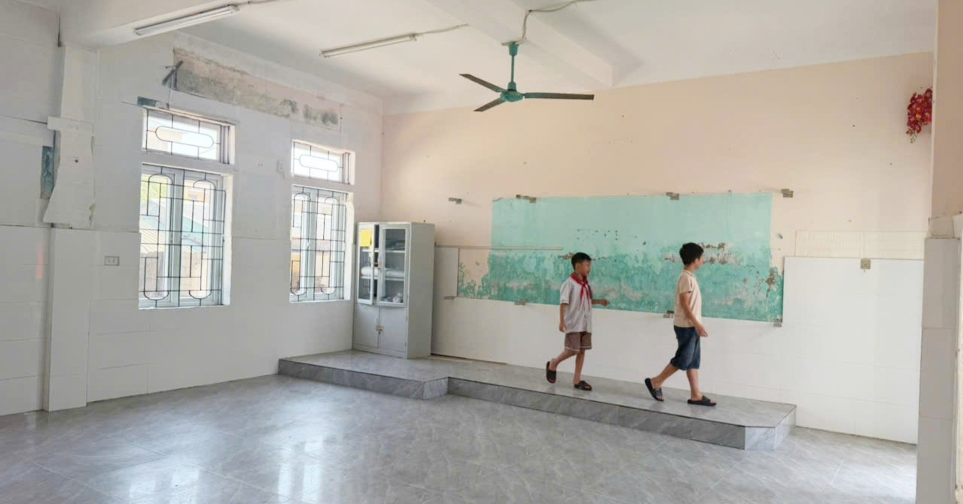 Cận ngày khai giảng, trường học ở Hà Tĩnh ngắt điện, tháo bảng để sửa chữa