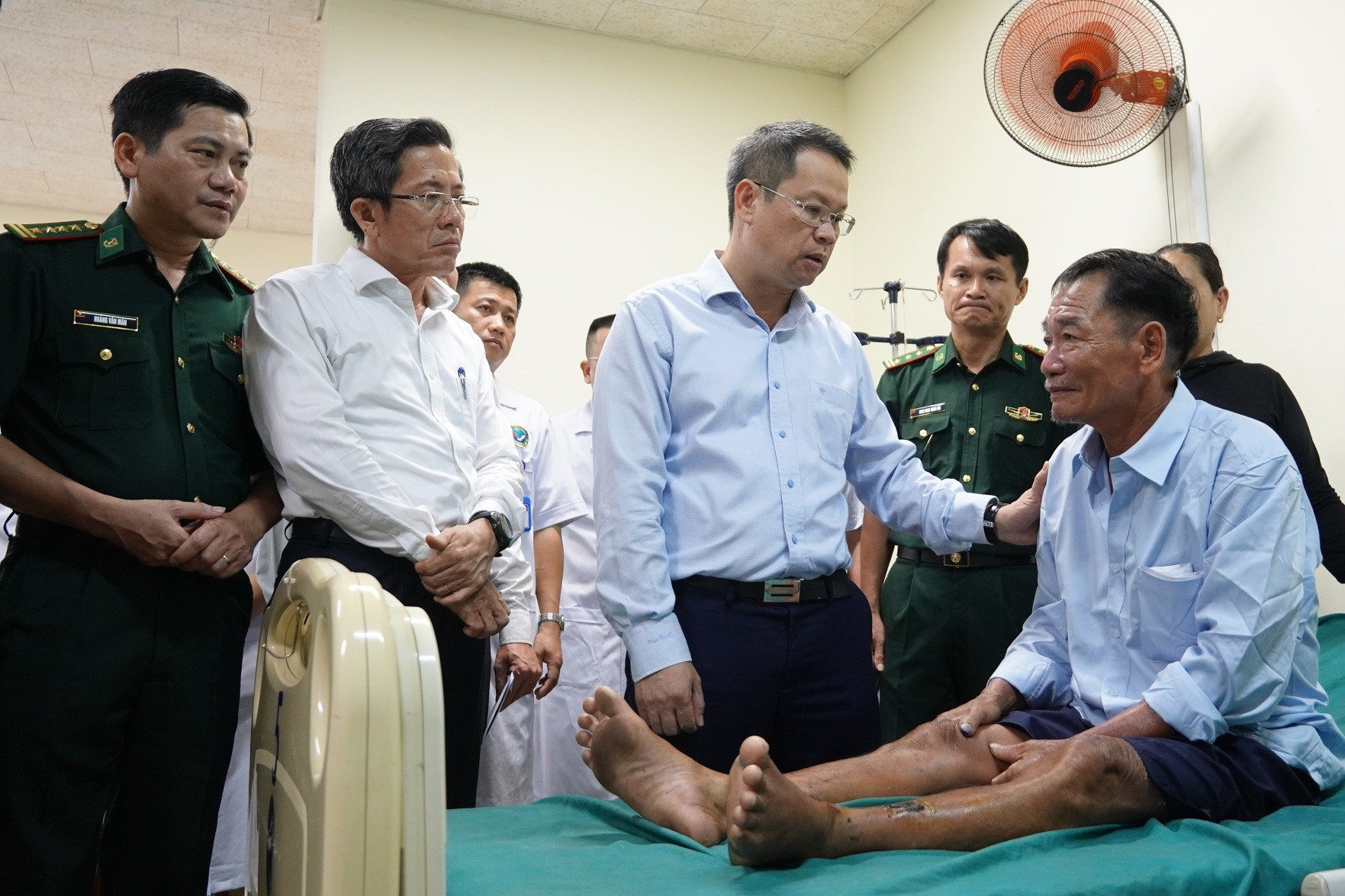 Chủ tịch Đà Nẵng thăm, động viên 32 ngư dân gặp nạn trên biển trở về