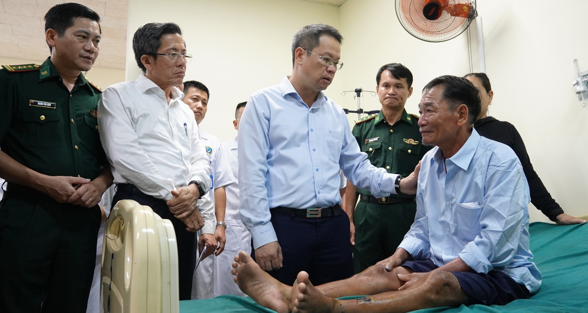 Chủ tịch Đà Nẵng thăm, động viên 32 ngư dân gặp nạn trên biển trở về
