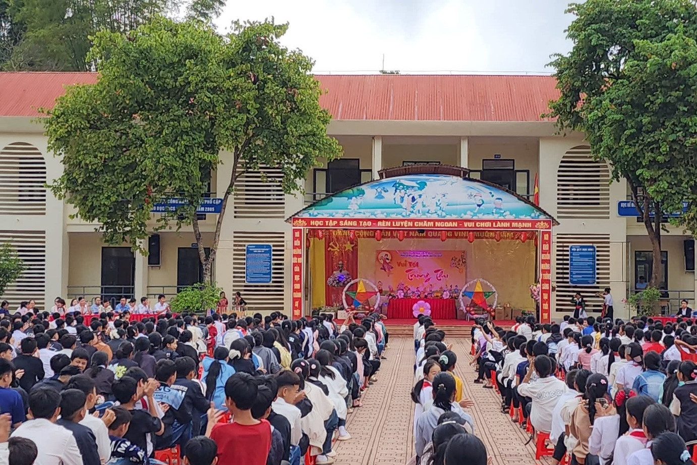 Chủ tịch Điện Biên báo cáo Thủ tướng việc hiệu trưởng viết thư kêu gọi hỗ trợ