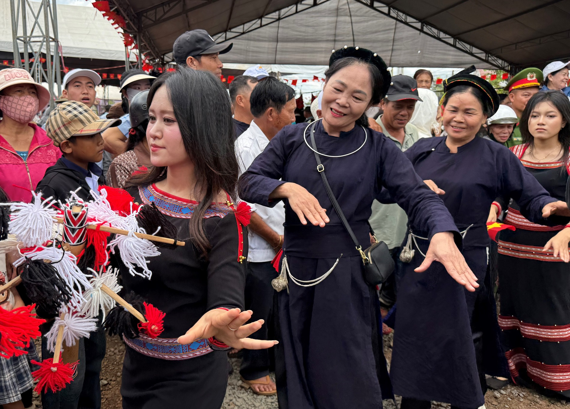 Đồng bào các dân tộc hòa vào vòng xoang đoàn kết.JPG