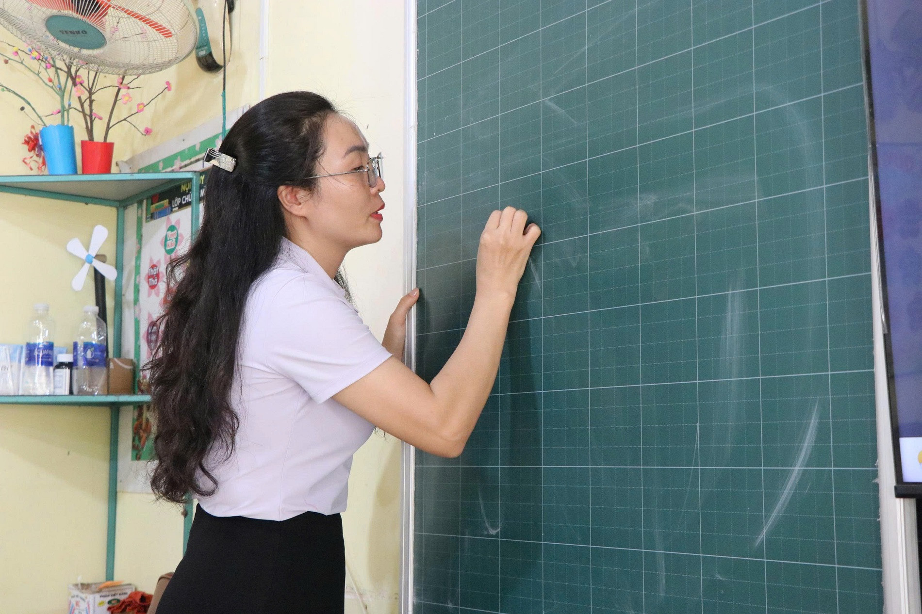 Giáo viên Trường Tiểu học Lương Thế Vinh (xã Ea Wer, tỉnh Đắk Lắk) rèn luyện kỹ năng đọc, viết tiếng Việt cho học sinh chuẩn bị vào lớp 1.jpg
