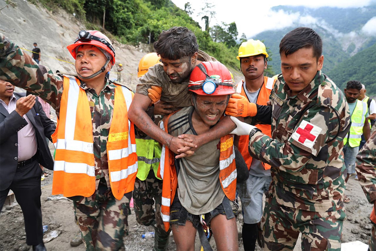 nan nhan duoc cuu khoi ham thuy dien Nepal.jpg